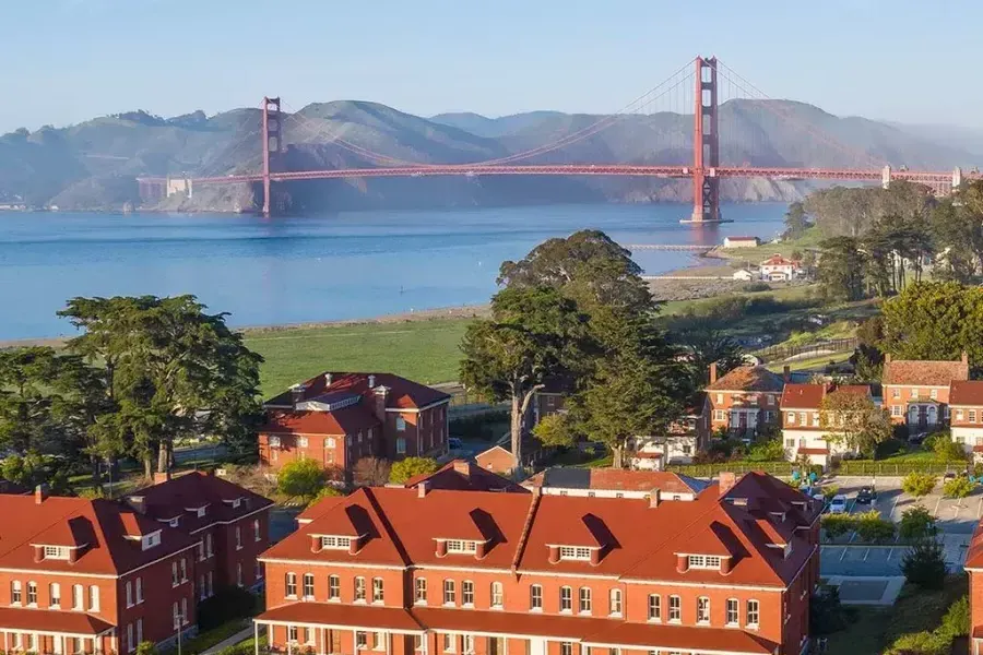 Aérea del Museo de la Familia Walt Disney con el puente Golden Gate al fondo